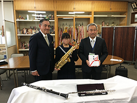 左：左から 渡邊理事、厚南中学校吹奏楽部長 末冨さん、藤田校長
