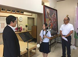 写真：山本代表理事（左）・藤山中学校吹奏楽部長 前田さん（中央）と海頭校長（右）