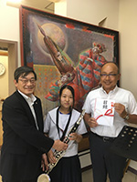 写真：山本代表理事（左）・藤山中学校吹奏楽部長 前田さん（中央）と海頭校長（右）