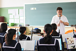 写真：東岐波中学校での演奏指導とミニコンサートの様子