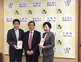 写真：久保田宇部市長（右）・野口教育長（左）と竹下代表理事（中央）